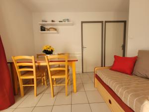 Appartements La Maison Bleue, village vacances, piscine, parking : photos des chambres