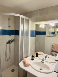 Duplex cosy neuf - wifi - balcon - en bordure de forêt de pins - proche plage