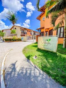 Casas com 2 suítes (ambas com ar split) e internet privativa 300MBPS, no Residencial Village do Bosque, condomínio com quiosques com churrasqueiras , piscina, sauna portaria 24hrs, a aproximadamente 200m da praia de Taperapuã Axé Moi