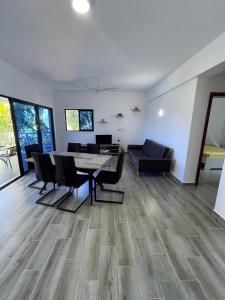 Blue apt H1 - two queen bedroom - POOL-