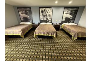 3 Full Beds Non-Smoking room in Crystal Inn Northeast Houston Downtown I-610
