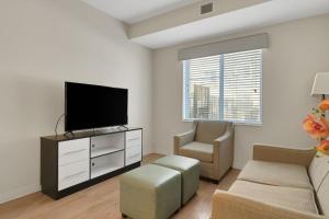 Simplicity At the Rim 1107 I Spacious 1 Bed 1 Bth