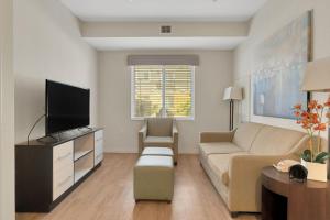 Simplicity At the Rim 1107 I Spacious 1 Bed 1 Bth
