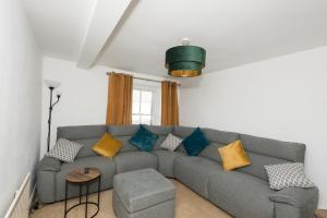 Charming 3BD Home in Town Centre