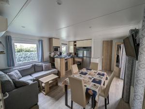 Mobil home climatisé récent 2 salles deau, 2 WC à SIBLU Bonne Anse plage