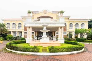 Luxury house next to Ayala Alabang and Fernbrooks - Caong