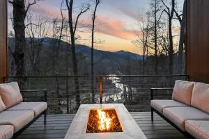 Pet-Friendly Riverfront with Hot Tub Views and Fishing - Busick