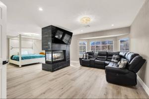 Luxe 5BR Home with Pool BBQNear Strip