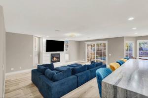 Luxe 5BR Home with Pool BBQNear Strip