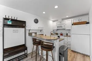 Happy Hideaway - Aspen Village Condo w seasonal pool, close to lake, park, golf, and downtown - McCall