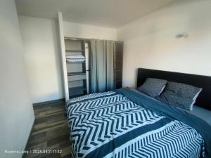 Sejours chez l'habitant Chambre dans maison plain-pied moderne : photos des chambres