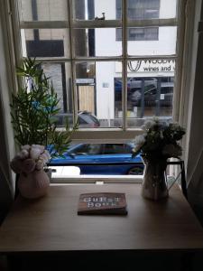 Cosy central 2 bedroom apartment - free parking