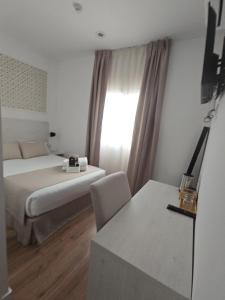 Budget Double Room room in Hostal Sol 4