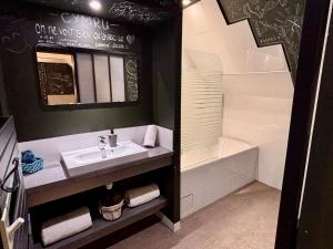 B&B / Chambres d'hotes La Tannerie de Montreuil : Suite Prestige 