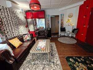 Relax & Recharge - a Unique Suite with a Touch of Luxury - Hot Tub and Sauna Inspired Decor #NOT A REAL SAUNA# Easy City Access - direct train 15 min to city