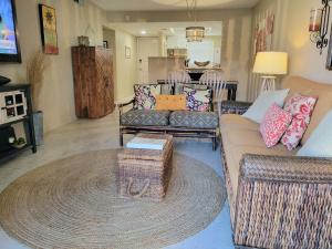 101 - Caribbean décor and a few steps to pool