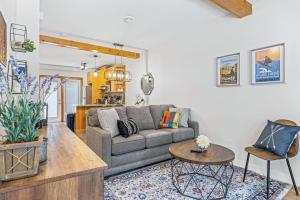 Scenic 2BR Haven with MTN Views Near DT Banff