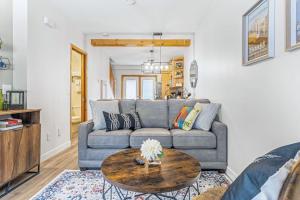Scenic 2BR Haven with MTN Views Near DT Banff