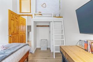Scenic 2BR Haven with MTN Views Near DT Banff