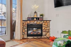 2BR Mystic Springs Escape with BBQ, Pool, Hot tub