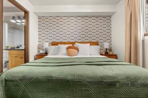 2BR Mystic Springs Escape with BBQ, Pool, Hot tub