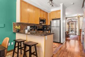 2BR Mystic Springs Escape with BBQ, Pool, Hot tub