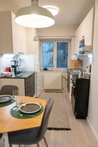 Bright, lush and comfortable apartment in Kallio