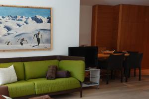 Sleek Mountain Escape, Light and Airy