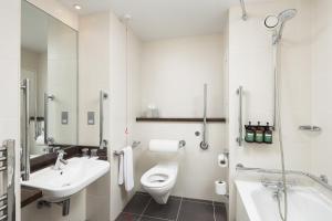 Queen Room - Disability Access/Ground Floor room in Crowne Plaza London Ealing an IHG Hotel