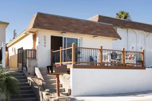 2BD Sashas Bungalow Beach Vibes 1 Block Away