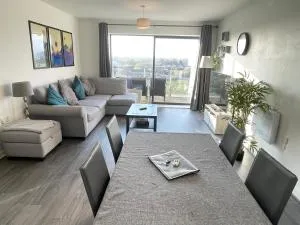 Balcony Marina Apartment With City Skyline Views - Free Secure Parking - 奥尔德姆