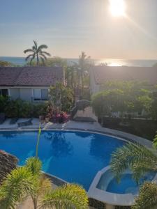 Beach Front Condo for 10 people