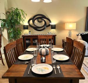 King Suite, 2 Bed 2 Bath, Sleeps 6