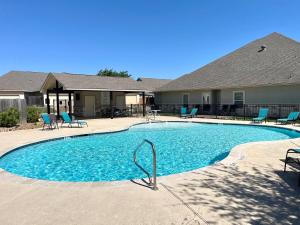 King Suite, 2 Bed 2 Bath, Sleeps 6