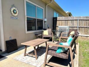 King Suite, 2 Bed 2 Bath, Sleeps 6