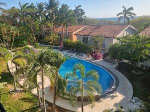 Beach Front Condo for 10 people