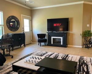 King Suite, 2 Bed 2 Bath, Sleeps 6