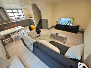 Bright 2 Bedroom Flat with Patio 10 min to Camden Market