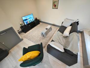 Bright 2 Bedroom Flat with Patio 10 min to Camden Market