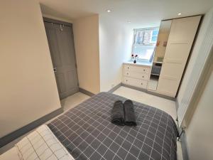 Bright 2 Bedroom Flat with Patio 10 min to Camden Market