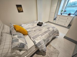 Bright 2 Bedroom Flat with Patio 10 min to Camden Market