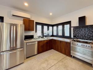 2 Casas and Pool- Walk to Beach, Great for Groups