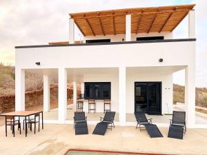 2 Casas and Pool- Walk to Beach, Great for Groups