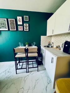 Private studio flat in centre