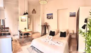 Studio cosy, terrasse, proche Mer et tramway