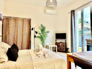 Studio cosy, terrasse, proche Mer et tramway