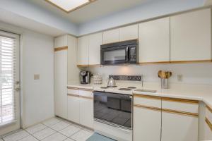 Steps to Community Pool and Spa Palm Desert Condo!