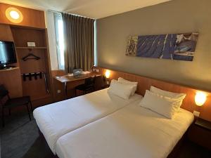 Hotels Kyriad Martigues Sud : Chambre Lits Jumeaux