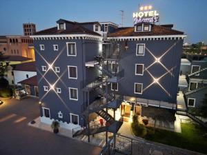 Momi's Hotel