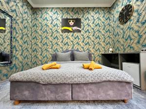 JohnGold Gold Room